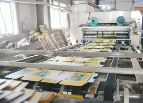 振動刀打樣機(jī)機(jī)在紙箱行業(yè)的應(yīng)用 振動刀打樣機(jī)機(jī)在紙箱行業(yè)的應(yīng)用